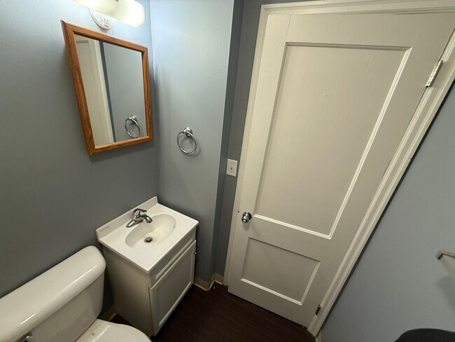 Building Photo - 2 Bed, 1 Bath Single-Family Home Close to Downtown!