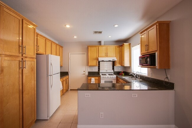 Building Photo - 4 bedroom 3 bath centrally located home