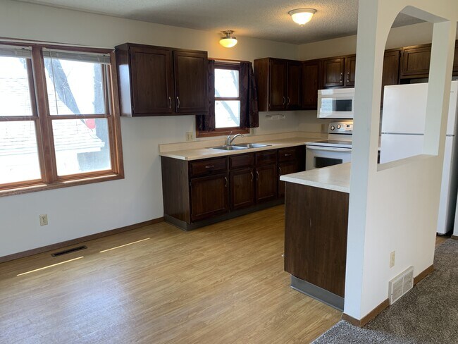 Building Photo - 800 Vassar Cir