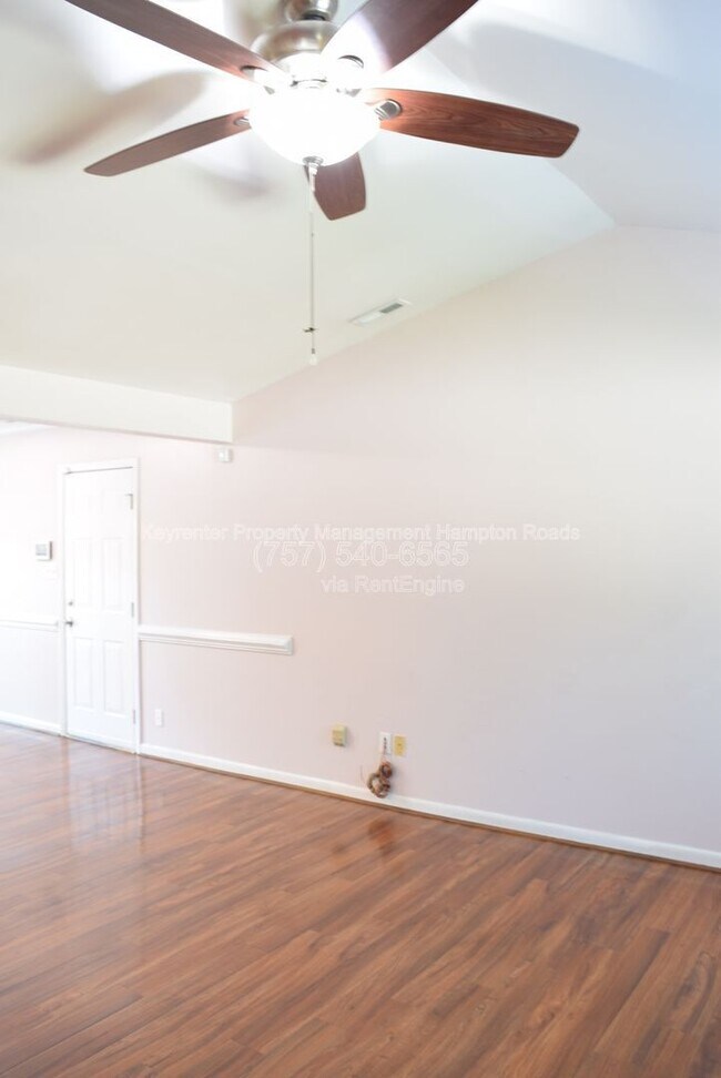 Building Photo - 826 Maywood Cir