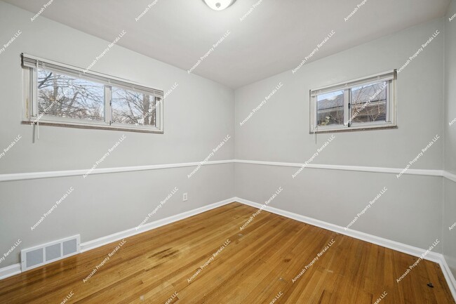 Building Photo - Rare Rental Opportunity in Oak Park