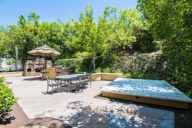 Building Photo - Beautiful 5 bedroom/ 3 Bath Miraleste home...