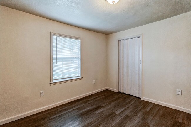 Building Photo - FOR LEASE 2/1  CORNER HOME