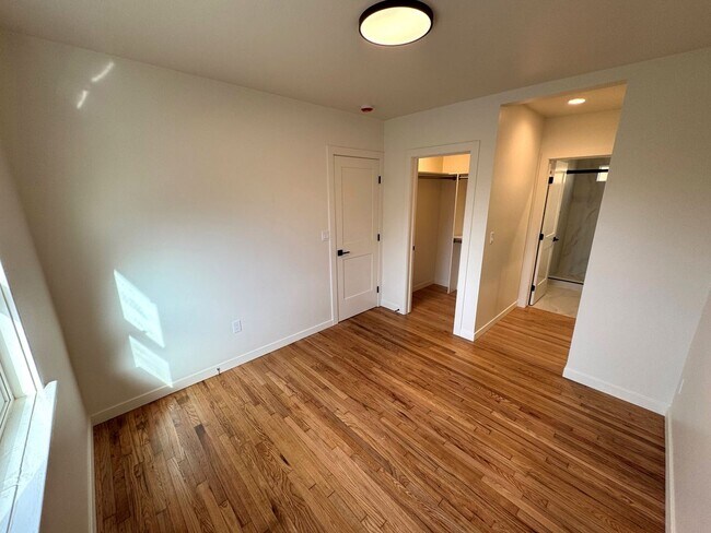 Building Photo - Remodeled Midtown Apartment- Private Washer/Dryer +AC!!