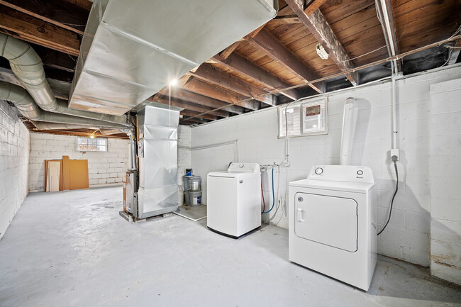Building Photo - 4524 Waveland Ct