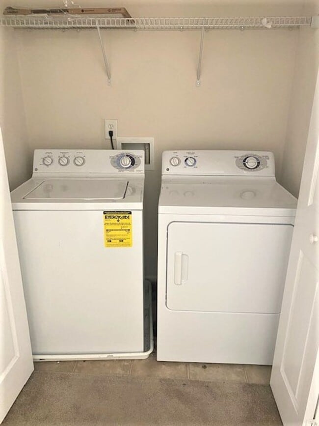 Building Photo - End Unit Townhome!  Over 1500 Sq Ft!  Harr...