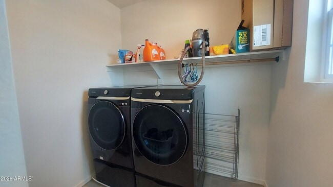 Building Photo - 290 E Markwood Dr