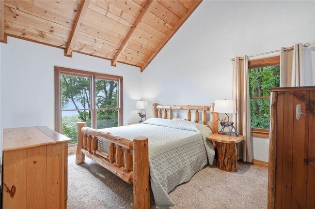 Building Photo - 424 S Sanderlin Mtn Dr
