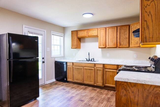 Building Photo - 702 Woodlawn Dr