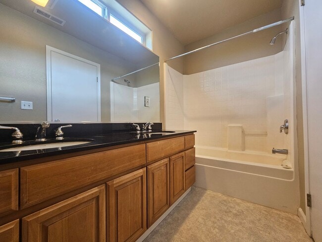 Building Photo - Charming Townhouse In Middletown