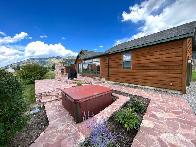 Building Photo - 211 Hoback Dr
