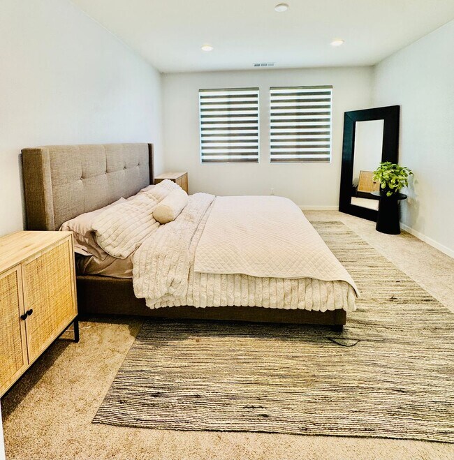 Building Photo - 5 Bedroom Home for Rent in Winchester
