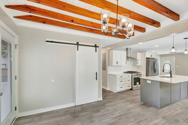 Building Photo - Completely Renovated Gem in Park Circle