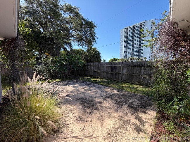 Building Photo - 5806 N Flagler Dr