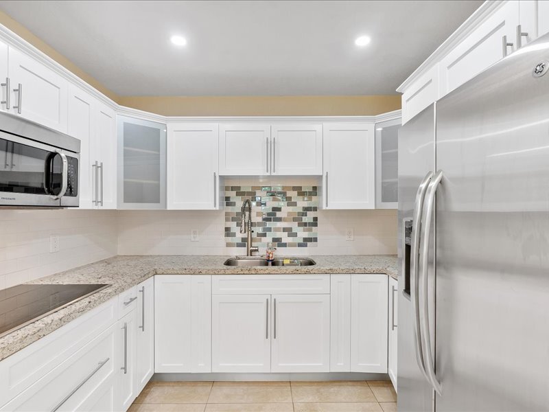 Kitchen - 6470 SW 38th St