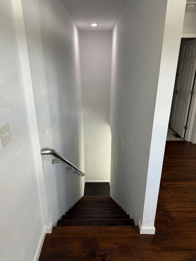 Building Photo - New Resident Special! ONE MONTH FREE RENT!...