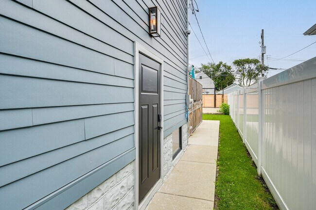 Building Photo - 4727 N Kiona Ave