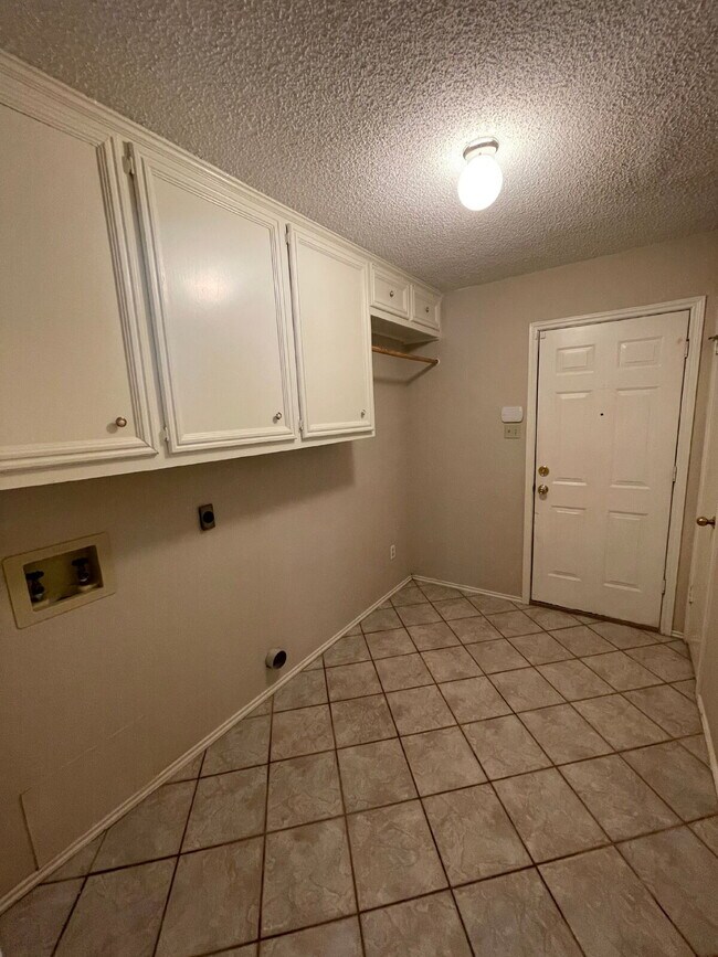 Building Photo - Beautiful 3 bedroom 2 bath Home