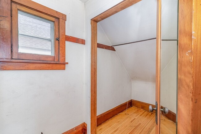 Building Photo - 3 Bed | 1 Bath in Heart of St. Paul