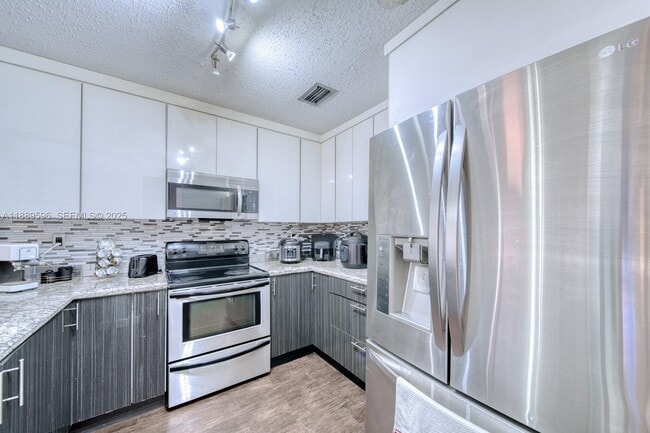 Building Photo - 10000 SW 147th Ct