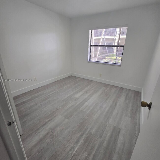 Building Photo - 10020 Winding Lake Rd