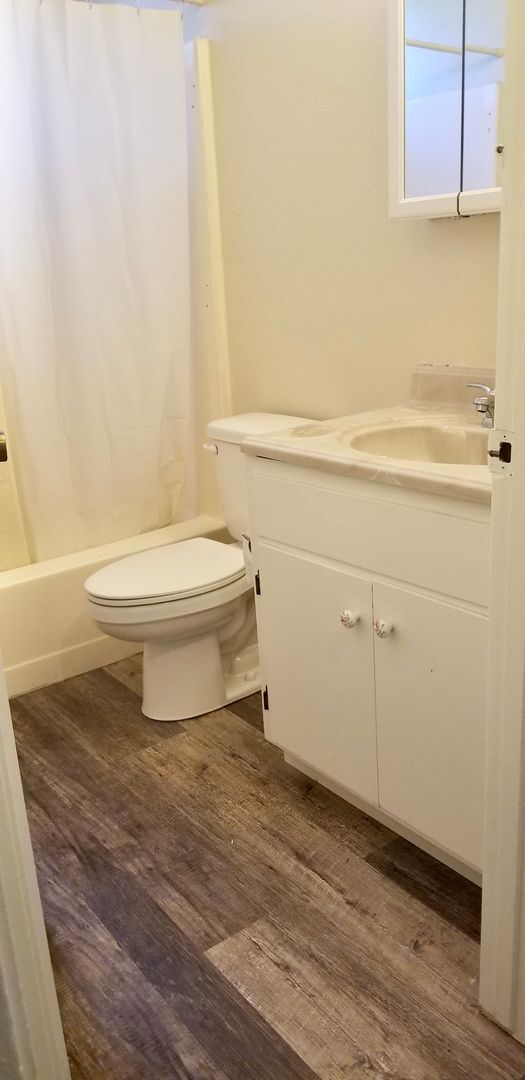 Building Photo - 2 Bedroom, 1 Bath Apartment