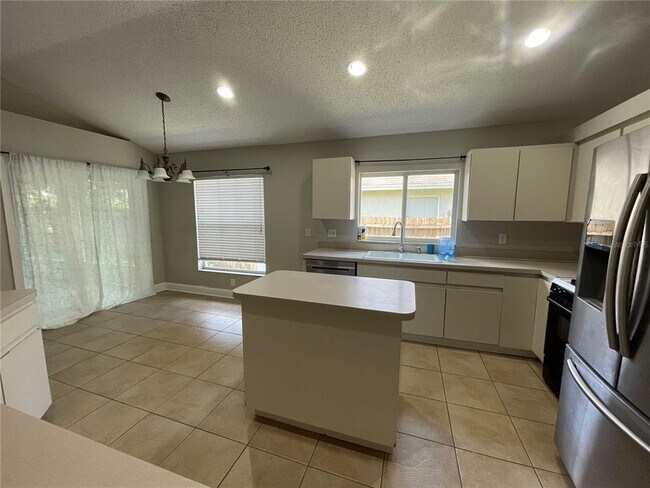 Building Photo - 1527 Scotch Pine Dr