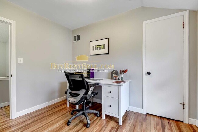 Building Photo - Charming 4-Bed Oasis with Gleaming Hardwood Floors – Your Dream Home Awaits in St. Louis Park!