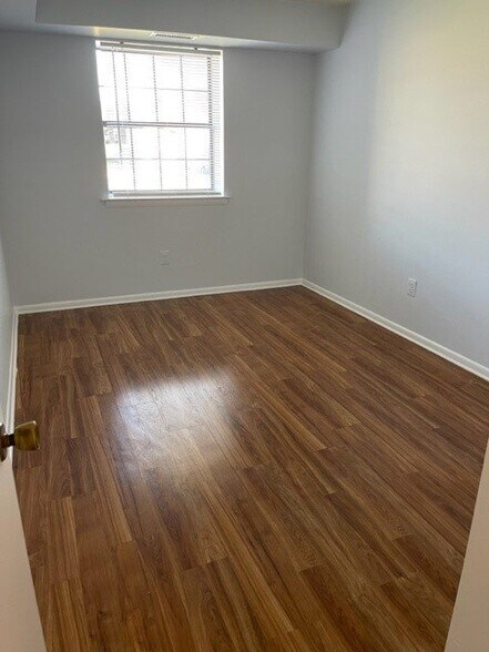 Building Photo - 2409 Pond View Dr