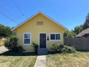 Building Photo - Newly Remodeled 2 Bedroom 1 Bath-Ready for you to move right in!!!