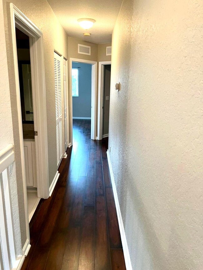 Building Photo - 2072 Oakhurst Way