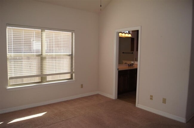 Building Photo - 10252 Stone Gate Dr