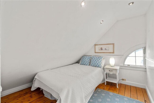 Building Photo - 34 Bull St