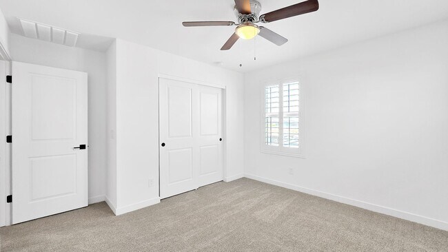 Building Photo - Newly built home with loads of space and S...