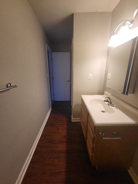 Building Photo - 1101 W Maple St