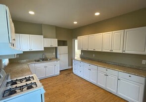 Building Photo - 1121 7th St SE