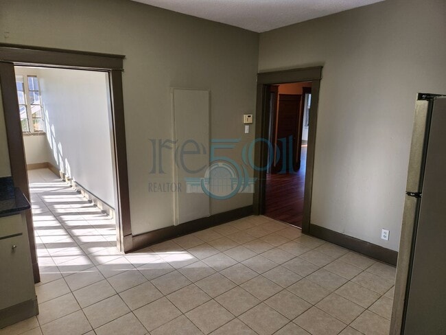 Building Photo - Historical 3 Bedroom 1 Bathroom!