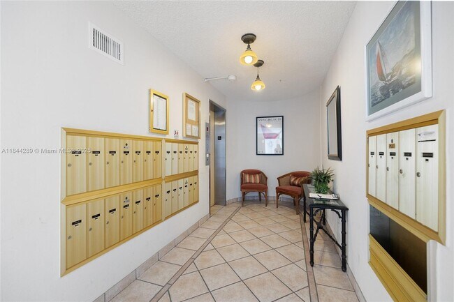 Building Photo - 2880 NE 33rd Ct