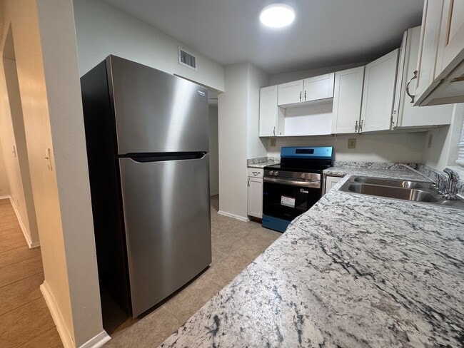 Building Photo - Island Charm on the North End – 5 Minutes to the Beach & Historic Downtown!