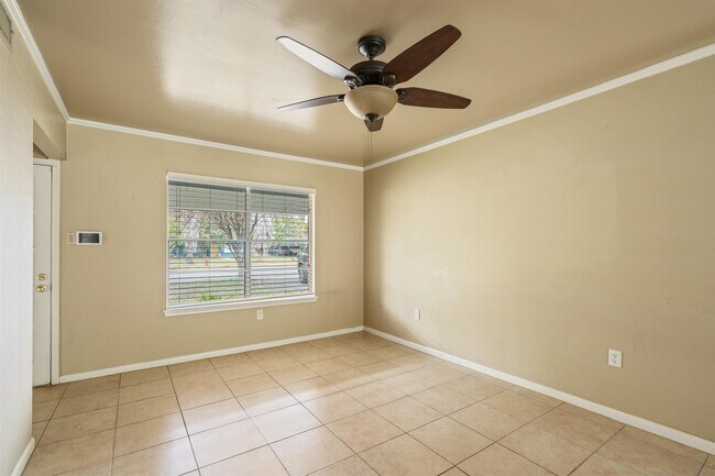 Building Photo - 214 W Strickland St