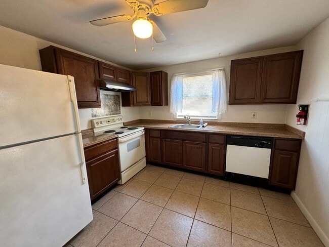 Building Photo - Spacious 2BR/1BA duplex