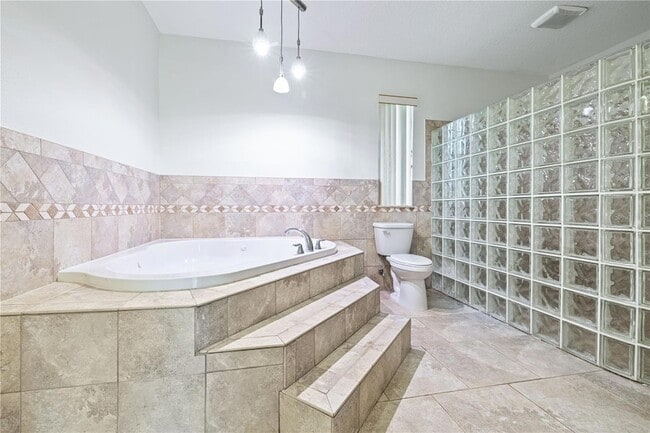 Building Photo - 113 W Gladys St