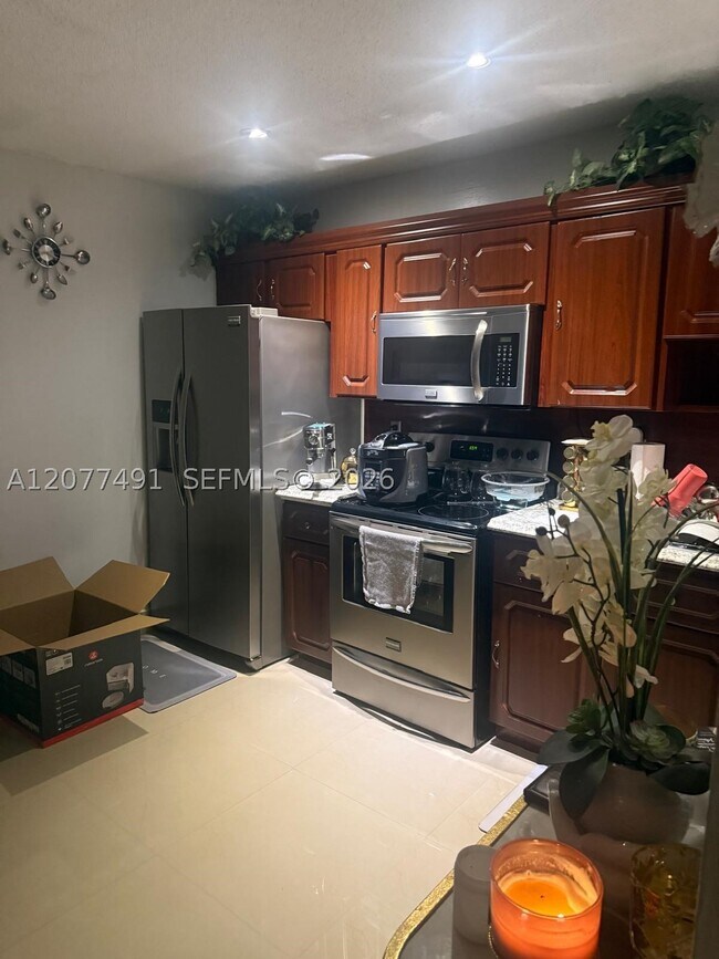 Building Photo - 275 W 68th St