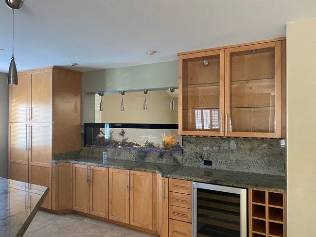 Building Photo - 5-bedroom split level home with GRASS/PRIVATE POOL