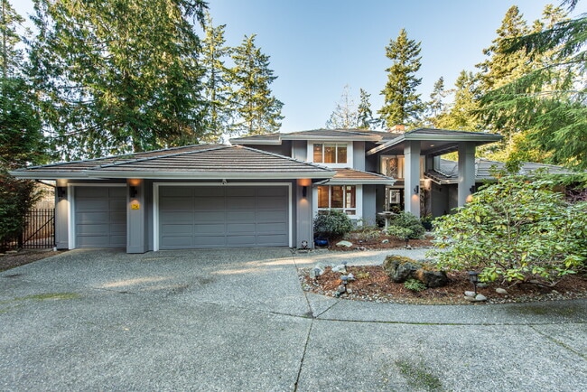 Building Photo - Beautiful Custom Home Overlooking Sequim Bay