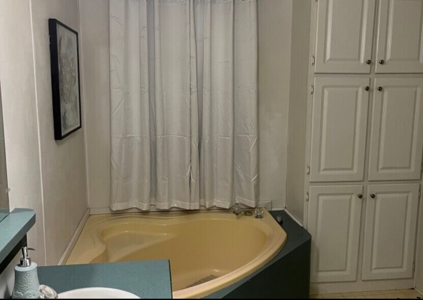 Bathtub and linen closet - 945 Plantation Rd