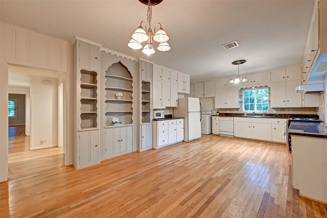 Building Photo - 4628 Roseneath Dr