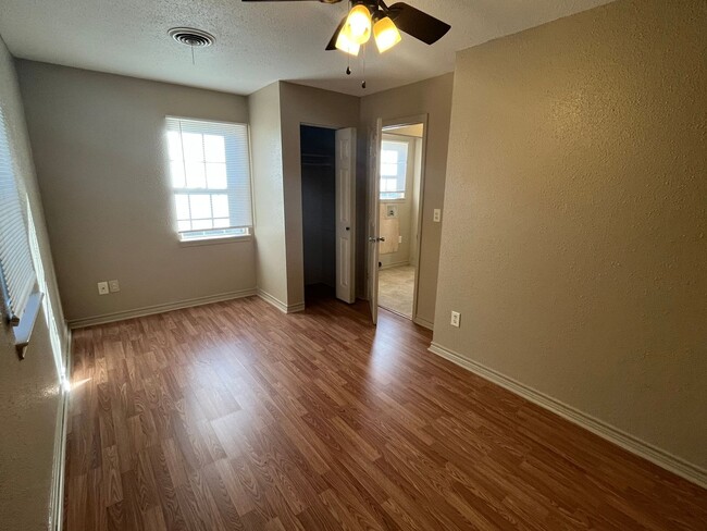 Building Photo - 4Bd, 2Ba, 2 Living Area, All Appliances In...