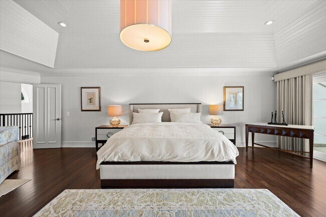 Building Photo - 1313 E Lake Dr