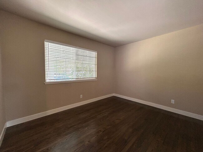 Building Photo - Recently Remodeled Single-Story 3/2 Gem in...